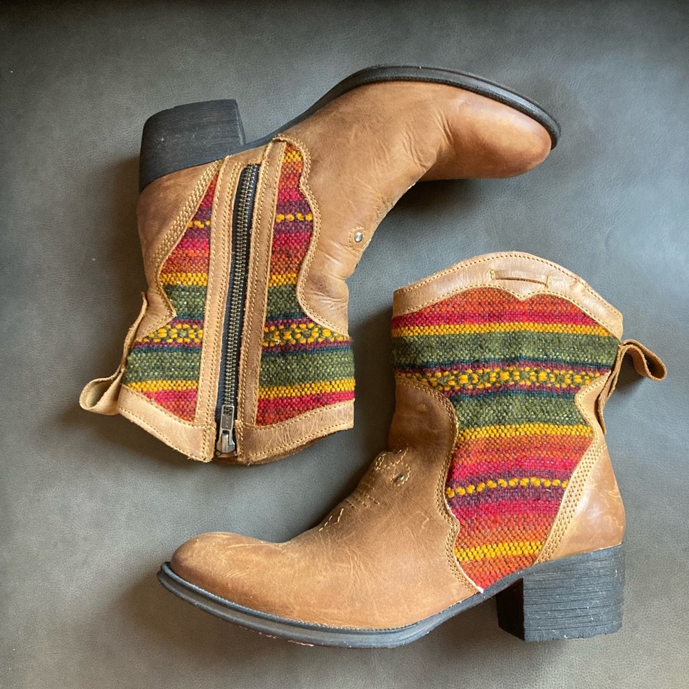 Women’s Born Moe 3 Western/Cowboy style, genuine leather boots. Size 9